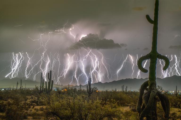 Relâmpagos durante uma tempestade de monções nos EUA (Foto: Edward Mitchell/ WMO/Reprodução)