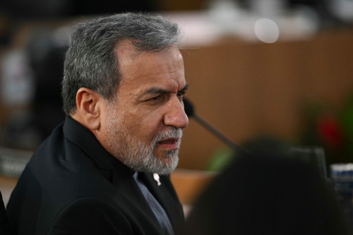 Irã exige direito de enriquecer urânio para negociar acordo nuclear com os EUA Ministro das Relações Exteriores, Abbas Araqchi, durante reunião do Brics (Foto: Mauro Pimentel/AFP)