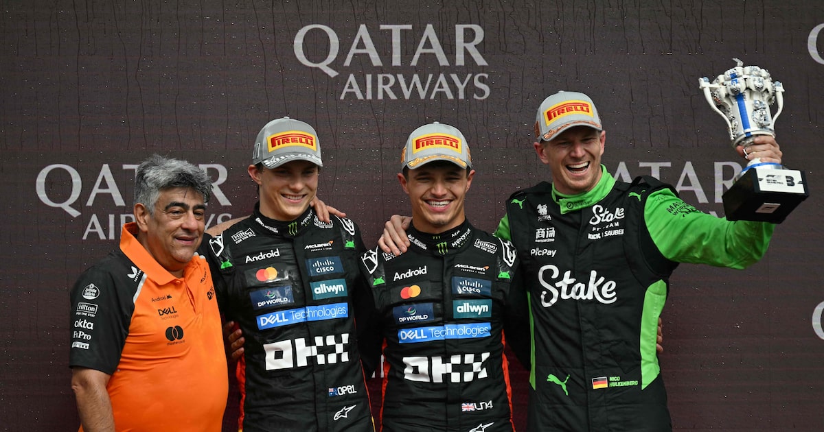 Globo avança nas negociações para retransmitir a Fórmula 1 no Brasil Mclaren's Technical Director of Aerodynamics Peter Prodromou, McLaren's Australian driver Oscar Piastri, McLaren's British driver Lando Norris and Kick Sauber's German driver Nico Hulkenberg on the podium after the Formula One British Grand Prix at the Silverstone motor racing circuit in Silverstone, central England, on July 6, 2025. (Foto: Andrej Isakovic/ANDREJ ISAKOVIC)
