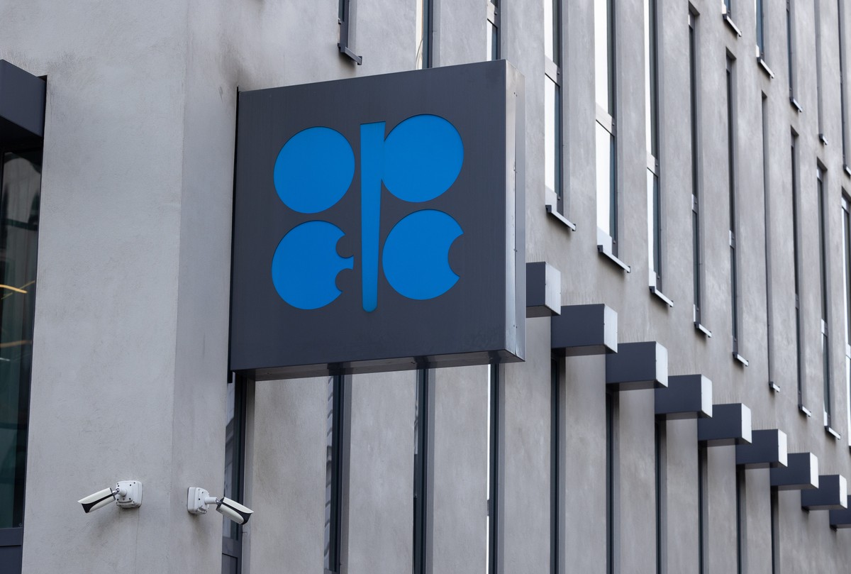 Opep+ confirma quarto aumento consecutivo na produção de petróleo para agosto Oferta será elevada em 548 mil barris por dia. O grupo havia anunciado aumentos de 411 mil barris por dia para maio, junho e julho e os mercados esperavam o mesmo patamar pra agosto (Foto: Andrey Rudakov/Bloomberg)