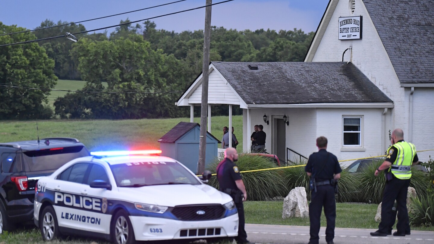 Policiais estão na frente da Igreja Batista Richmond Road enquanto outros oficiais mantêm um perímetro após um tiroteio na igreja em Lexington, Ky., no domingo, 13 de julho de 2025. (Foto: AP Photo/Timothy D. Easley)