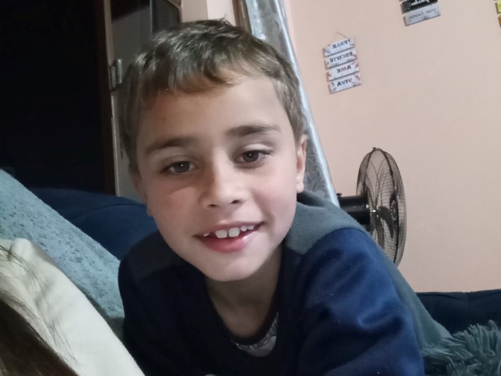 Aluno vítima de ataque com faca é sepultado hoje no interior do RS Vitor André Kungel Gambirazi, de nove anos (Foto: Reprodução/ Redes Sociais)