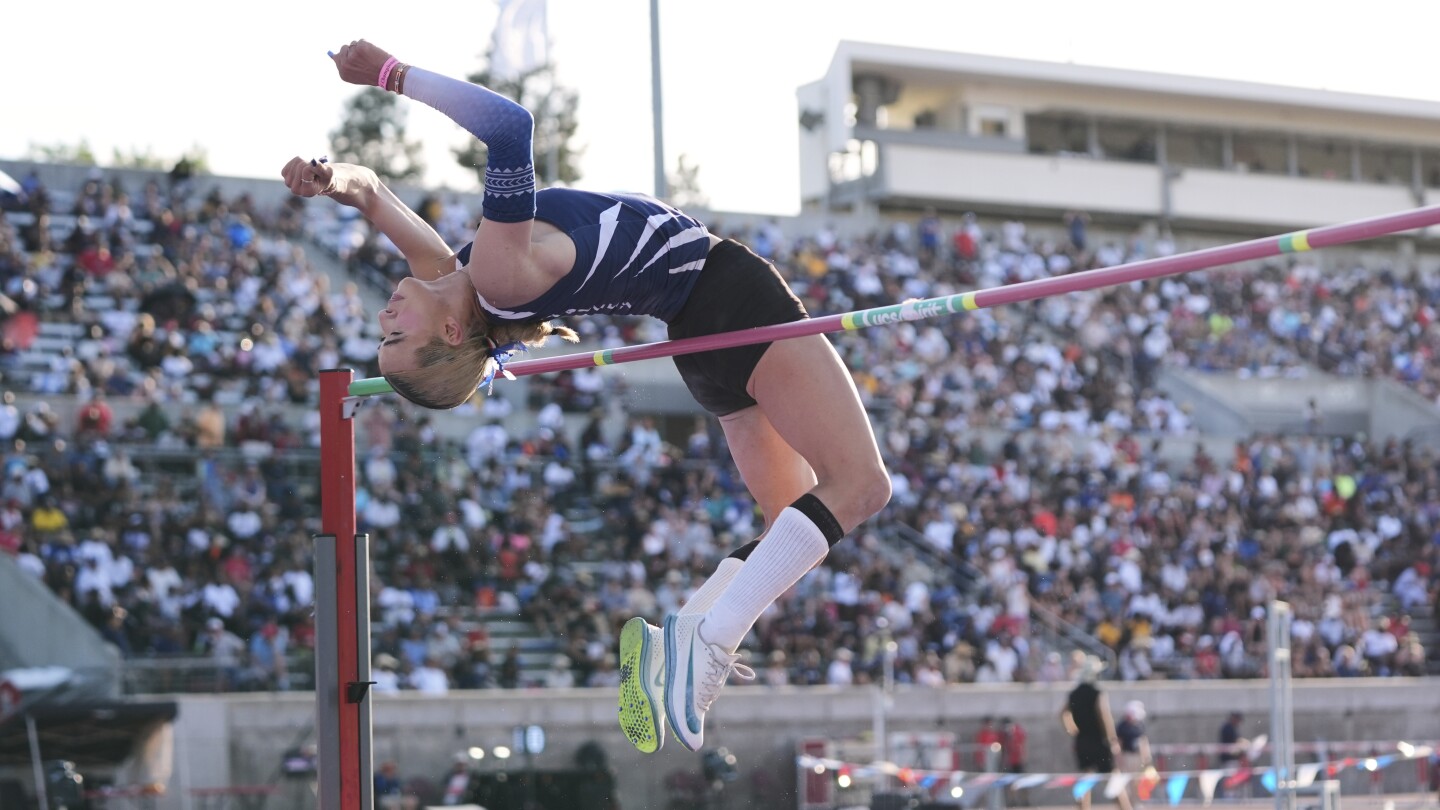 AB Hernandez, um estudante transgênero da Jurupa Valley High School, compete no salto em altura no campeonato de atletismo do ensino médio da Califórnia em Clovis, Califórnia, em 31 de maio de 2025. (Foto: AP Photo/Jae C. Hong, File)
