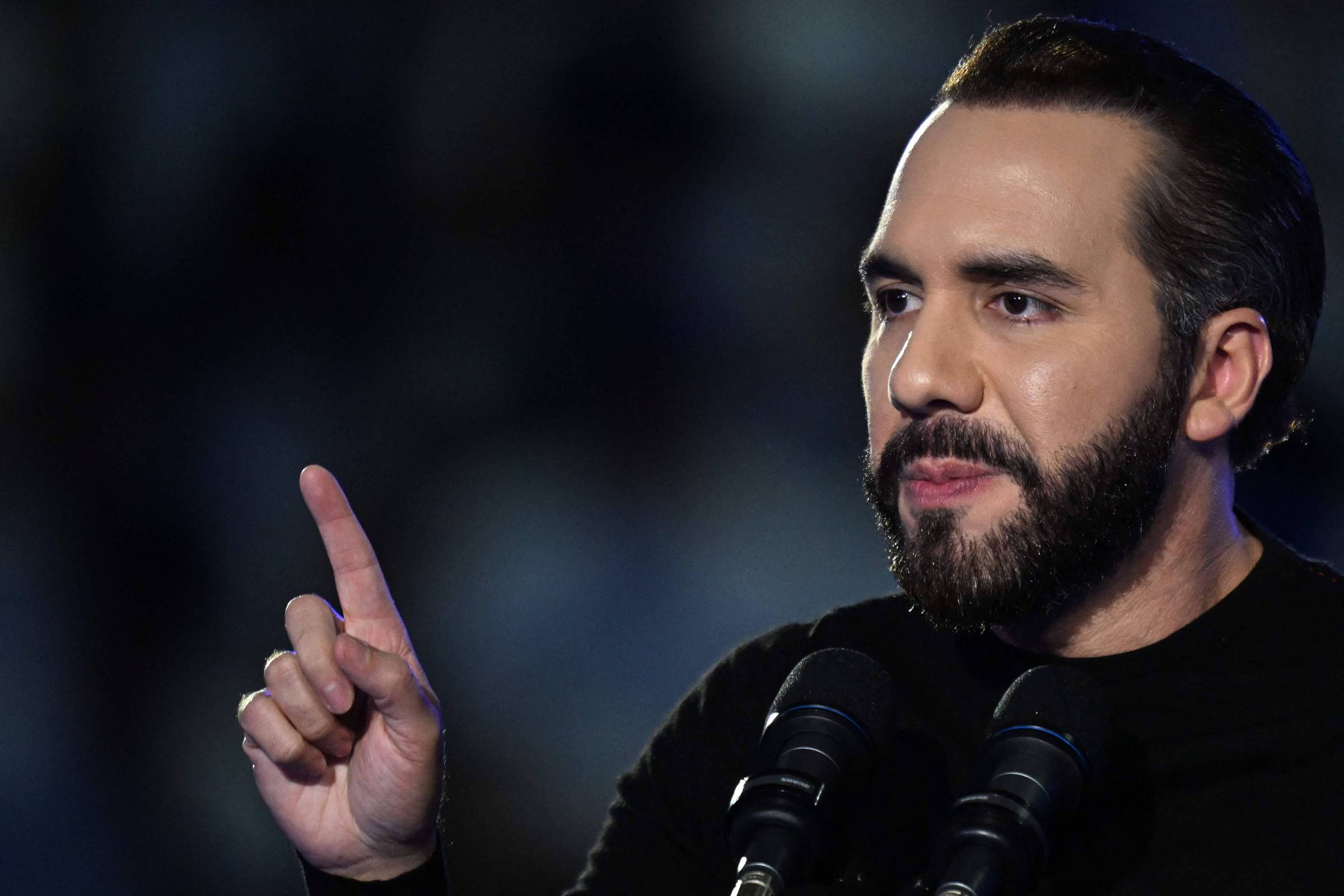 O presidente de El Salvador, Nayib Bukele, gesticula enquanto faz um discurso para estudantes do ensino médio no Ginásio Nacional Adolfo Pineda, em San Salvador (Foto: MARVIN RECINOS/AFP)