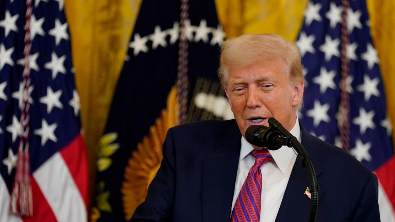 Senadores acusam Trump de abuso de poder por tarifas que afetam o Brasil Presidente dos Estados Unidos, Donald Trump (Foto: Al Drago/Bloomberg/Getty Images)