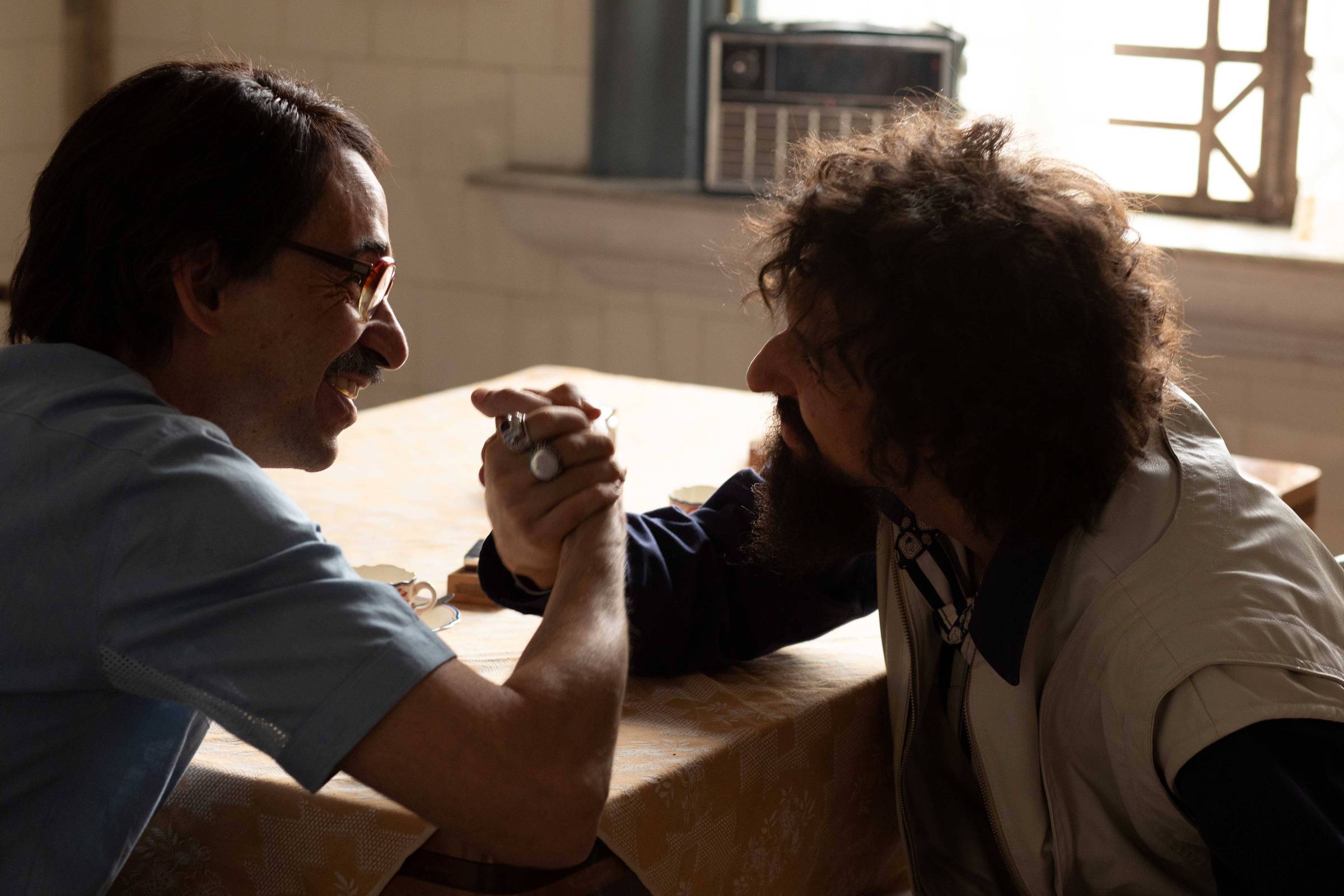 Série sobre Raul Seixas com irmãos Andrade estreia no Globoplay amanhã Os atores e irmãos Ravel Andrade e Julio Andrade vivem em série da Globoplay Raul Seixas e seu pai, Raul Varella (Foto: Ariela Bueno/Divulgação)