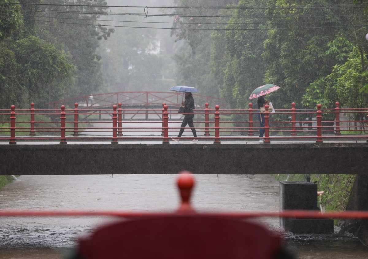 Chuva em Petrópolis, Rio (Foto: Márcia Folleto/Agência O Globo)