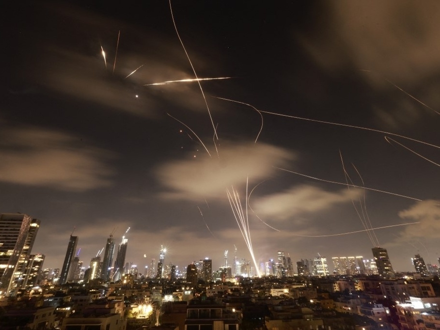 Irã enfrenta danos enquanto Israel não alcança vitória esperada na região Sistemas de defesa aérea israelense são ativados para interceptar mísseis iranianos sobre a cidade israelense de Tel Aviv (Foto: Menahem Kahana / AFP)
