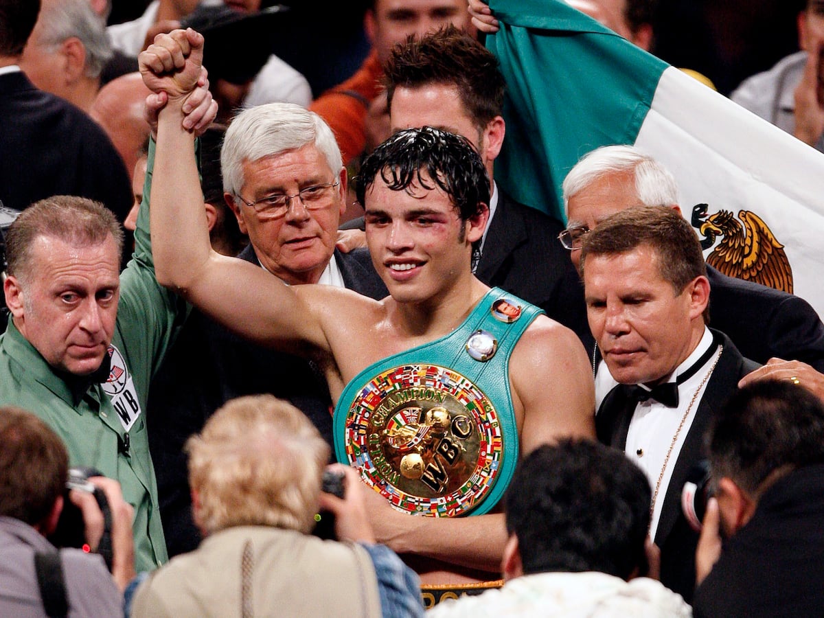 Julio César Chávez Jr. enfrenta desafios com vícios e o peso da fama familiar Julio César Chávez Jr. após vencer o título mundial dos médios da WBC em Los Angeles, 4 de junho de 2011. (Foto: Richard Vogel/AP)