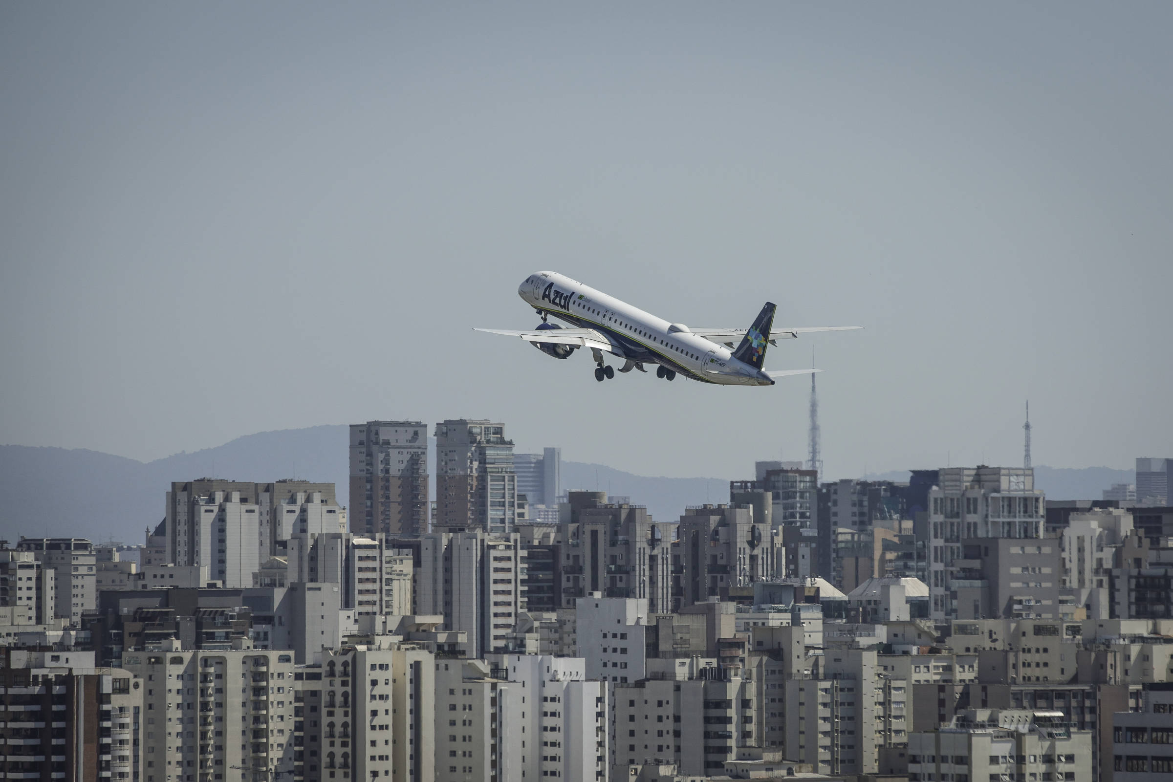 Avião da Azul; piloto da companhia tem problema médico em voo de Portugal para Campinas (Foto: Bruno Santos - 15.mar.24/Folhapress)