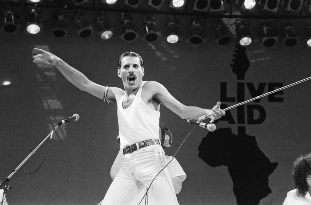 Rainha quase não participou do Live Aid devido a tensões nas negociações A apresentação lendária do Queen no Live Aid quase não aconteceu, diz o organizador Bob Geldof. (Foto: Reprodução)