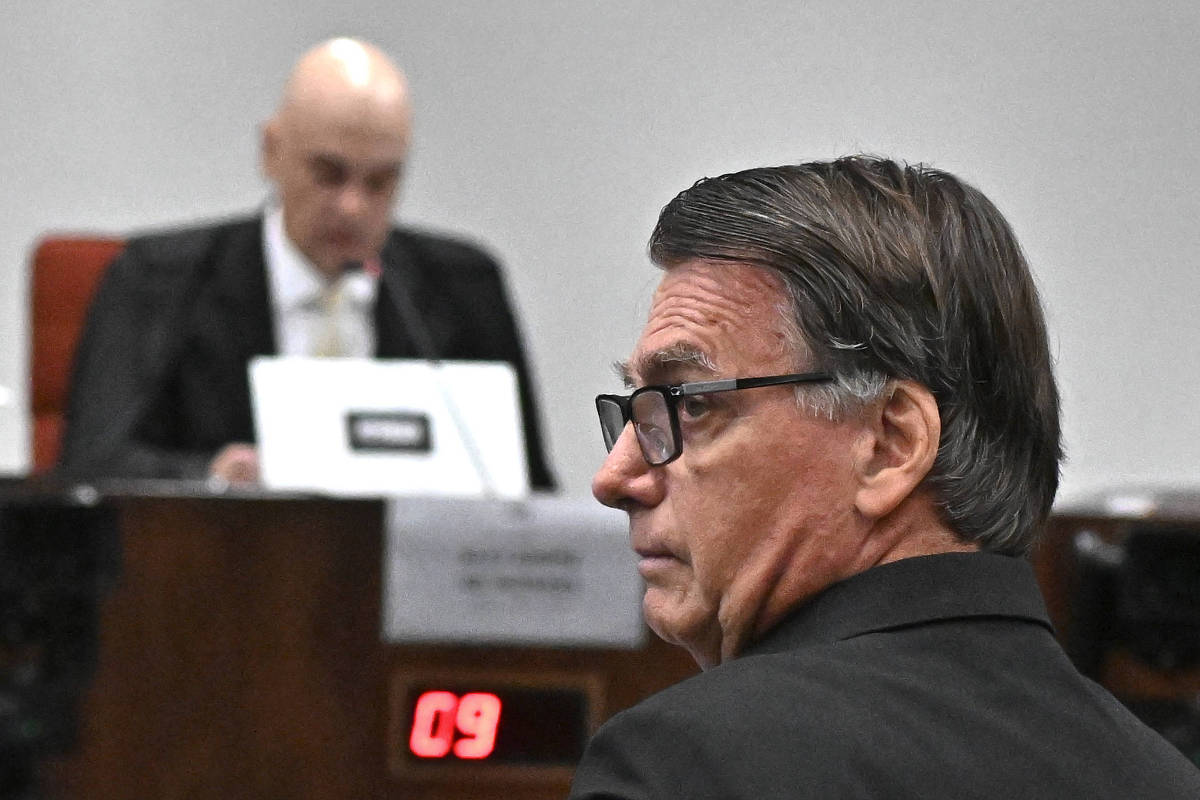 Apoiadores de Bolsonaro reagem a ofensas e defendem declarações polêmicas Ministro Alexandre de Moraes e o ex-presidente Jair Bolsonaro no STF (Foto: Andre Borges - 9.jun.25/EFE)