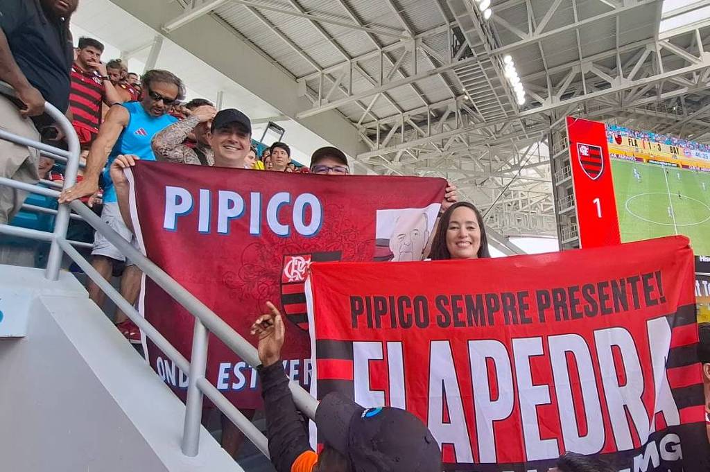 O trio de amigos formado por Leonardo, Guilherme e Luciana viajou do Rio de Janeiro para assistir a jogos do Flamengo nos EUA (Foto: Julia Chaib/Folhapress)