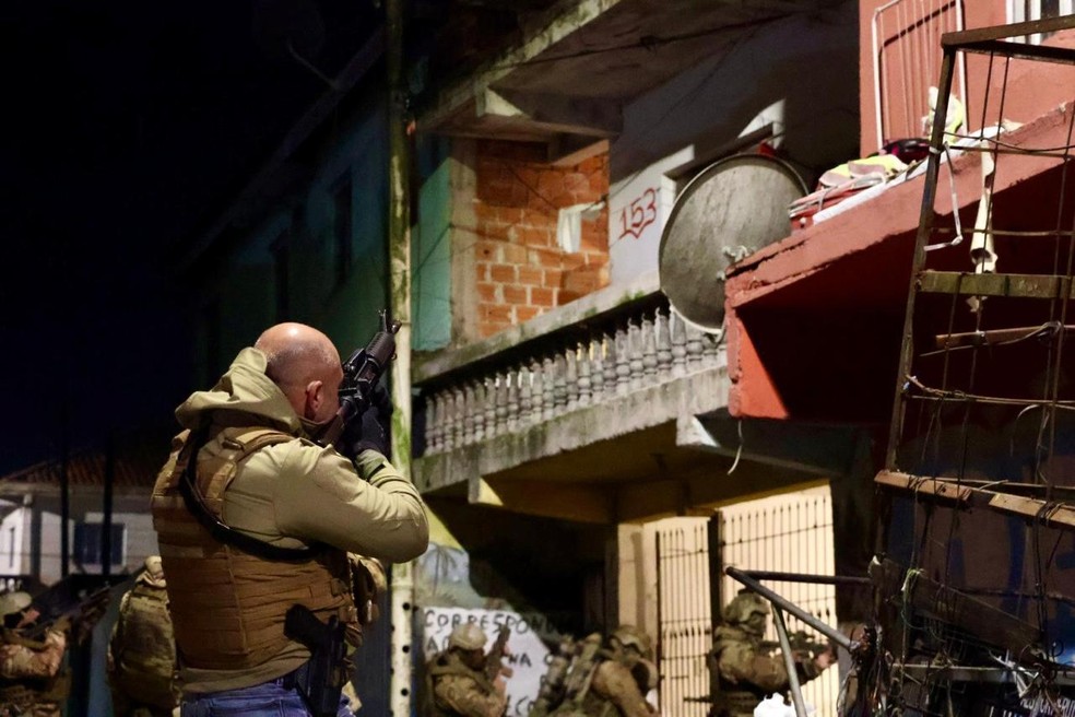 Megaoperação policial desmantela rede de tráfico e prende mais de 60 envolvidos Megaoperação com helicópteros e 400 policiais prende mais de 50 pessoas em Curitiba por envolvimento com tráfico (Foto: PCPR)