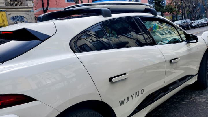 Um robô táxi da Waymo, exclusivo para passageiros, é visto durante um teste em San Francisco, Califórnia, EUA, em 9 de dezembro de 2022. (Foto: Paresh Dave | Reuters)