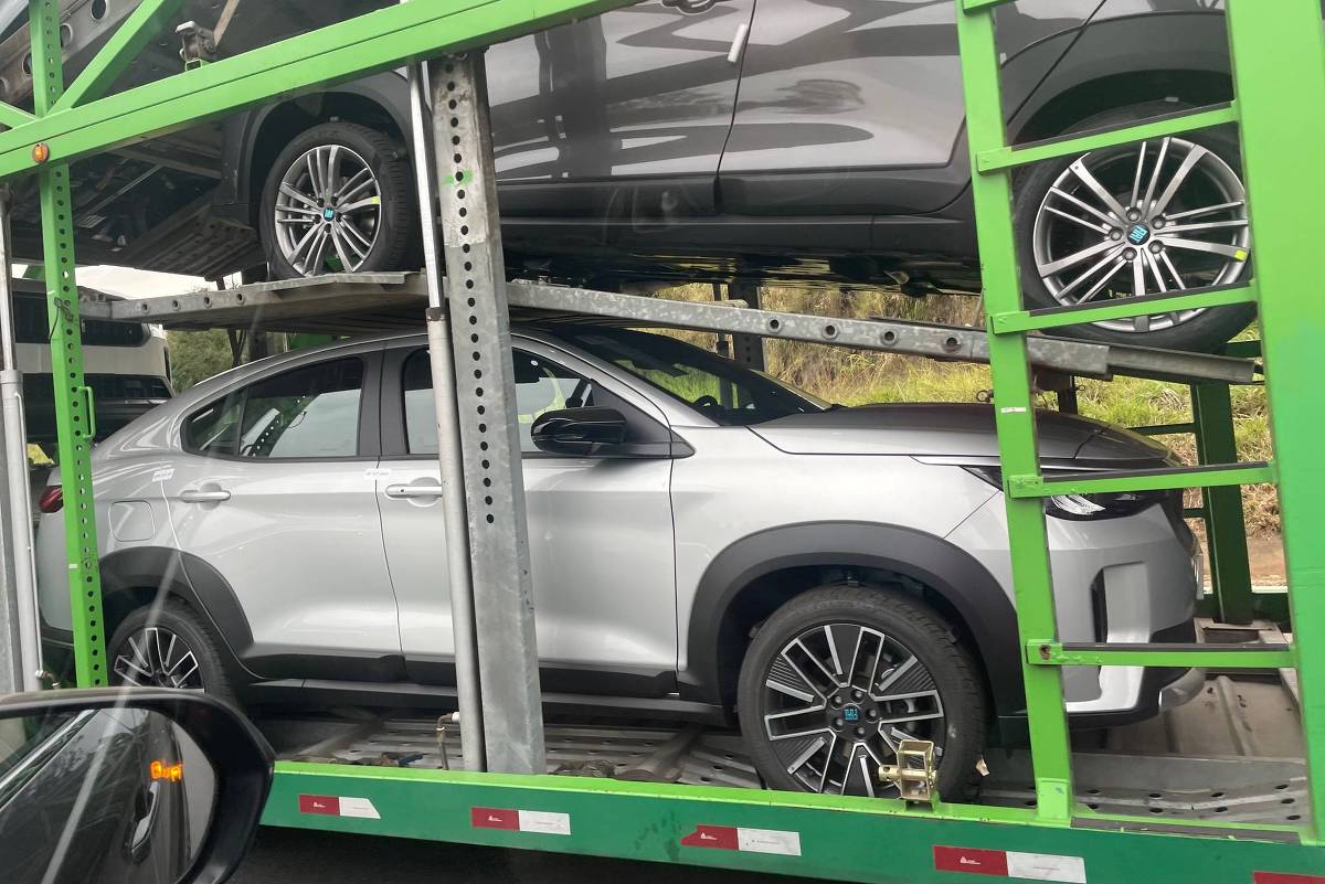 Fiat Fastback é flagrado em transporte para concessionárias; confira as imagens Unidades do Fiat Fastback 2026 cruzam a rodovia Fernão Dias em direção a São Paulo; há mudança na parte dianteira - Eduardo Sodré/Fohapress (Foto: Eduardo Sodré/Fohapress)