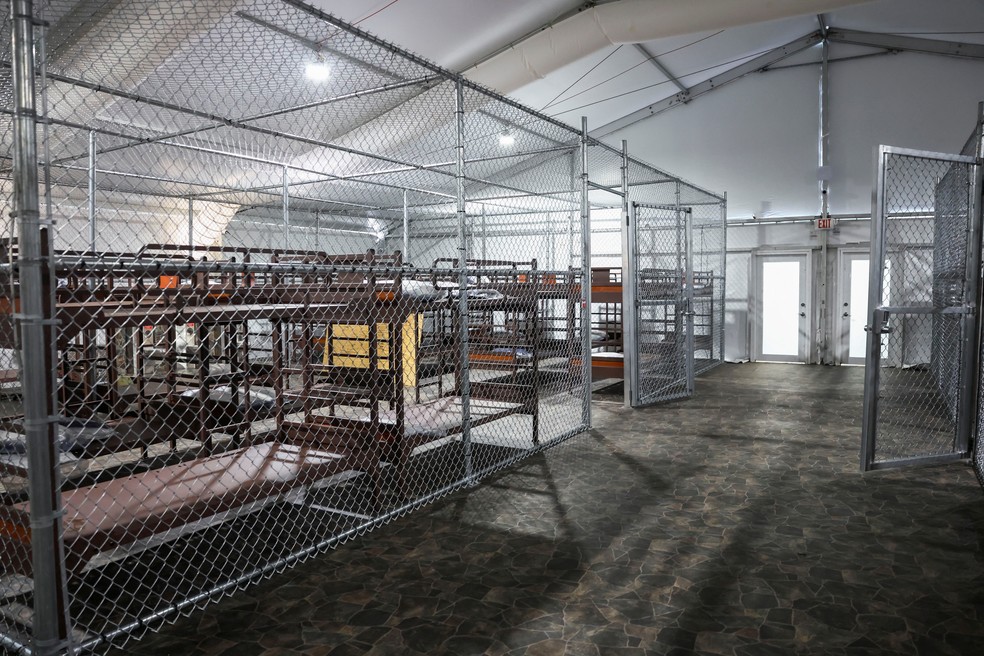 Imigrantes começam a ser detidos na 'prisão dos jacarés' de Trump na Flórida Nova prisão de imigrantes na Flórida apelidada de 'Alcatraz dos jacarés' ficou pronta nesta semana e primeiro grupo de detentos já chegou ao local, segundo a Associated Press. (Foto: REUTERS/Evelyn Hockstein)