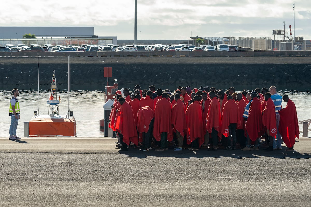 Imigração é usada como bode expiatório em debates políticos atuais Policiais e membros de Frontex recebem em novembro a um grupo de migrantes resgatados no porto de Arrecife, Lanzarote. (Foto: Adriel Perdomo/EFE)