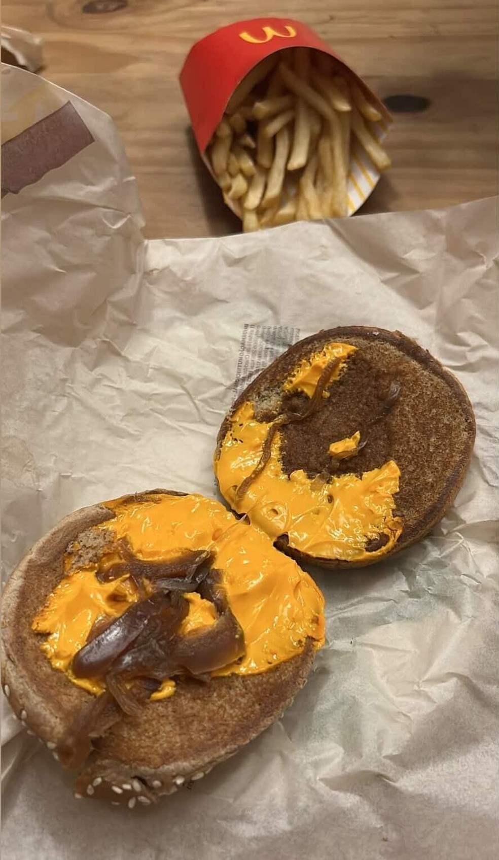 Cliente se surpreende ao receber lanche do McDonald's sem carne e reclama Cliente recebeu Cheddar McMelt sem carne (Foto: Reprodução)