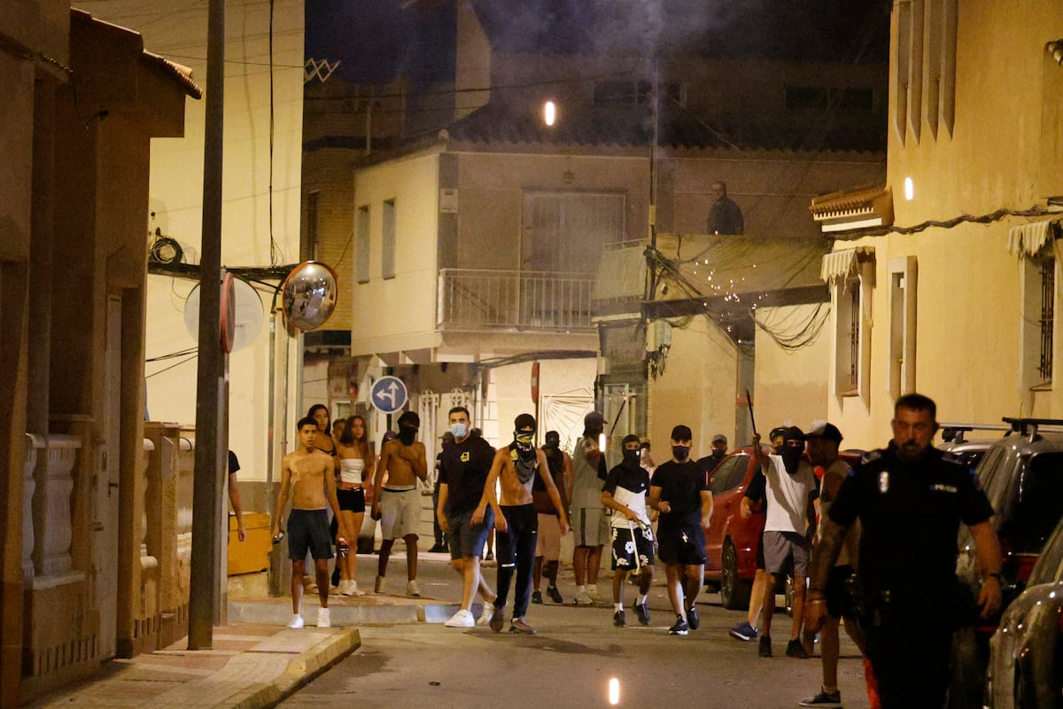 Fobias: entenda como elas afetam a vida e o bem-estar das pessoas Encapuzados percorrem as ruas de Torre Pacheco (Murcia) ameaçando a população. (Foto: Iván Urquízar)