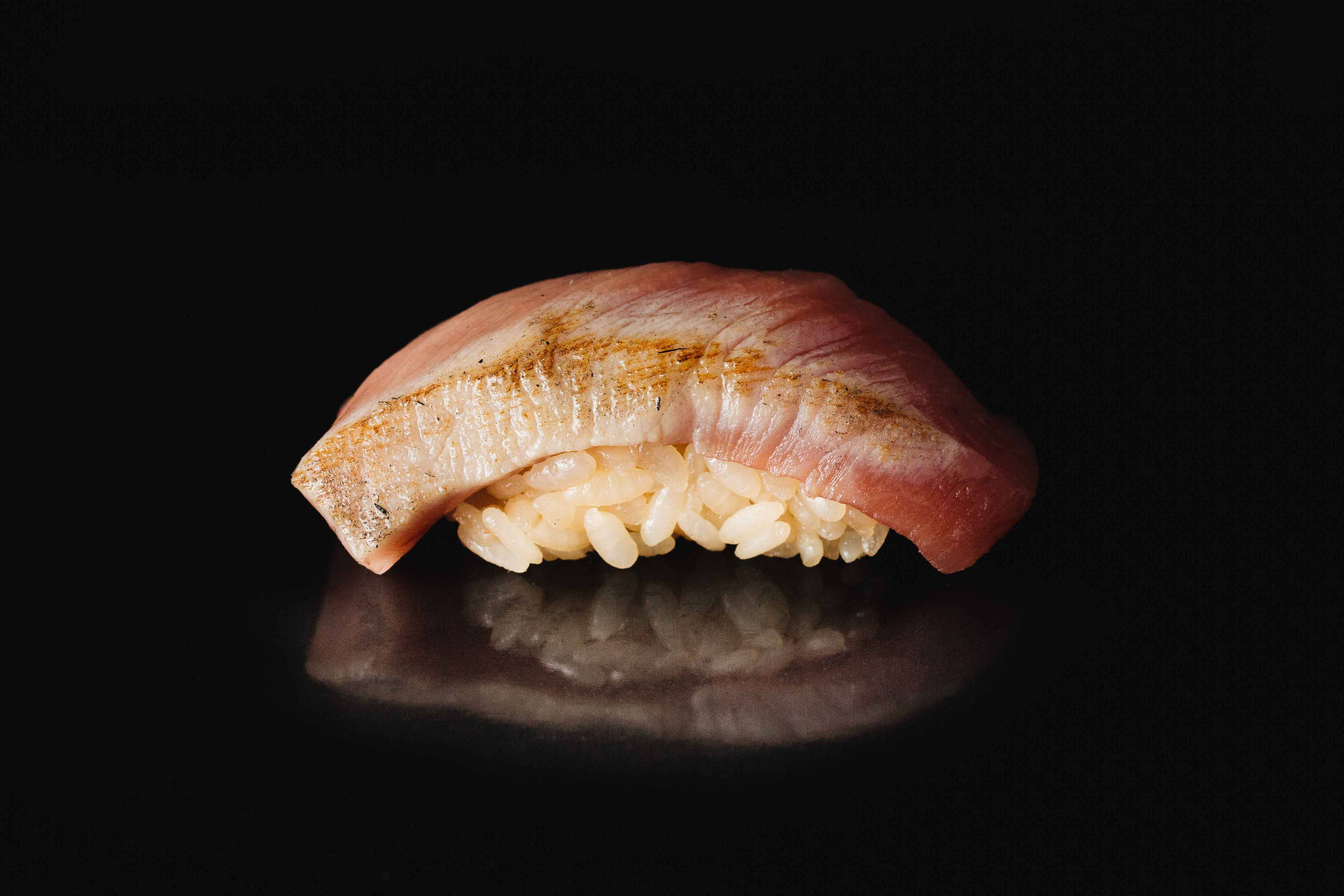 Restaurante japonês diversifica cardápio e vai além do peixe cru Chutoro selado no binchotan, do restaurante Kuro (Foto: Nani Rodrigues/Divulgação)