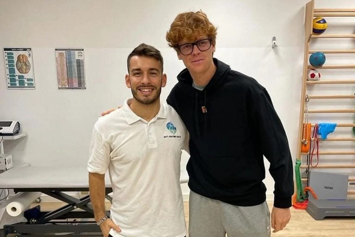 Ex-fisioterapeuta critica Sinner após retorno de preparador físico ao time Foto: Reprodução