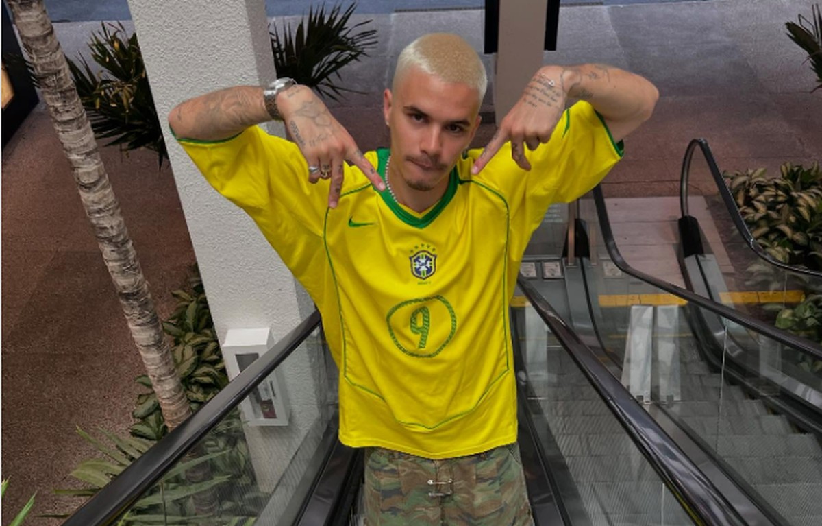 Filho de Beckham exibe camisa da Seleção Brasileira em evento familiar Romeo Beckham chama atenção ao posar com camisa da seleção brasileira (Foto: Reprodução/Instagram)