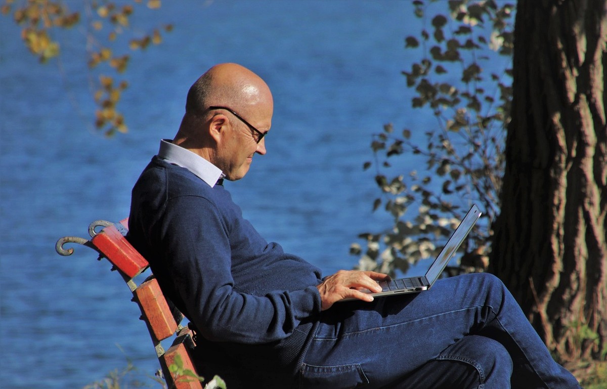 O impacto das velocidades aceleradas de vídeos online no funcionamento do cérebro Efeitos podem ser positivos, como uma melhor capacidade de lidar com o aumento da carga cognitiva, ou negativos, como maior fadiga mental resultante do aumento da carga cognitiva. (Foto: Pixabay)