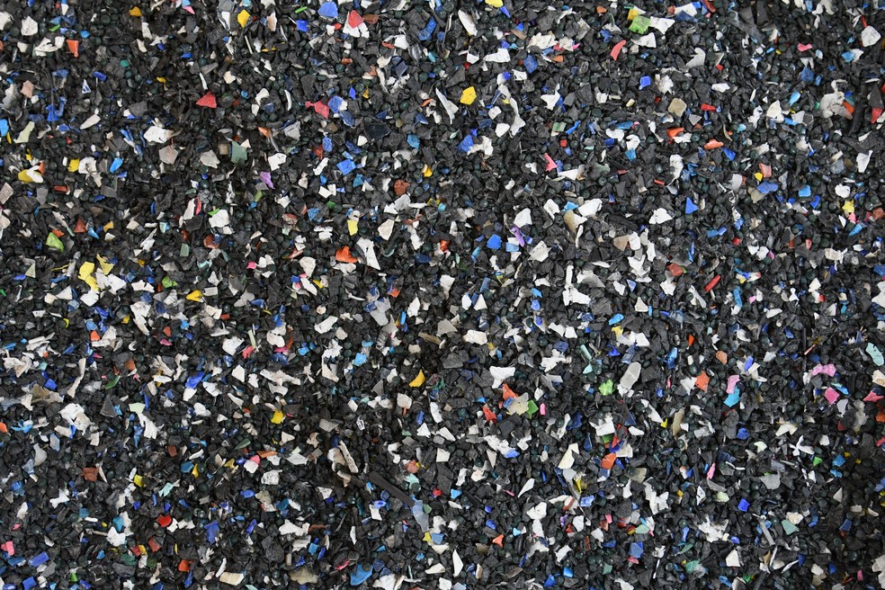 Microplásticos menores que nanômetros escapam de estações de tratamento de água Microplásticos: Minúsculos no nome, gigantescos no problema (Foto: Adobe Stock)