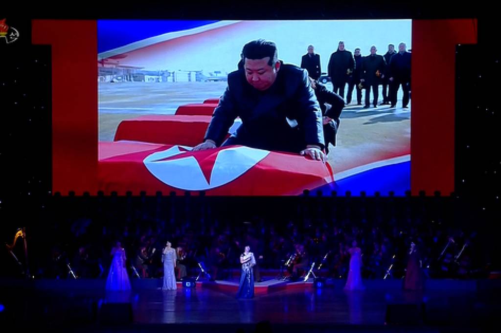 Kim Jong-un recebe caixões de soldados russos mortos em combate; assista ao vídeo Telão mostra Kim Jong-un colocando a bandeira norte-coreana em caixões de soldados mortos lutando pela Rússia (Foto: KCNA)