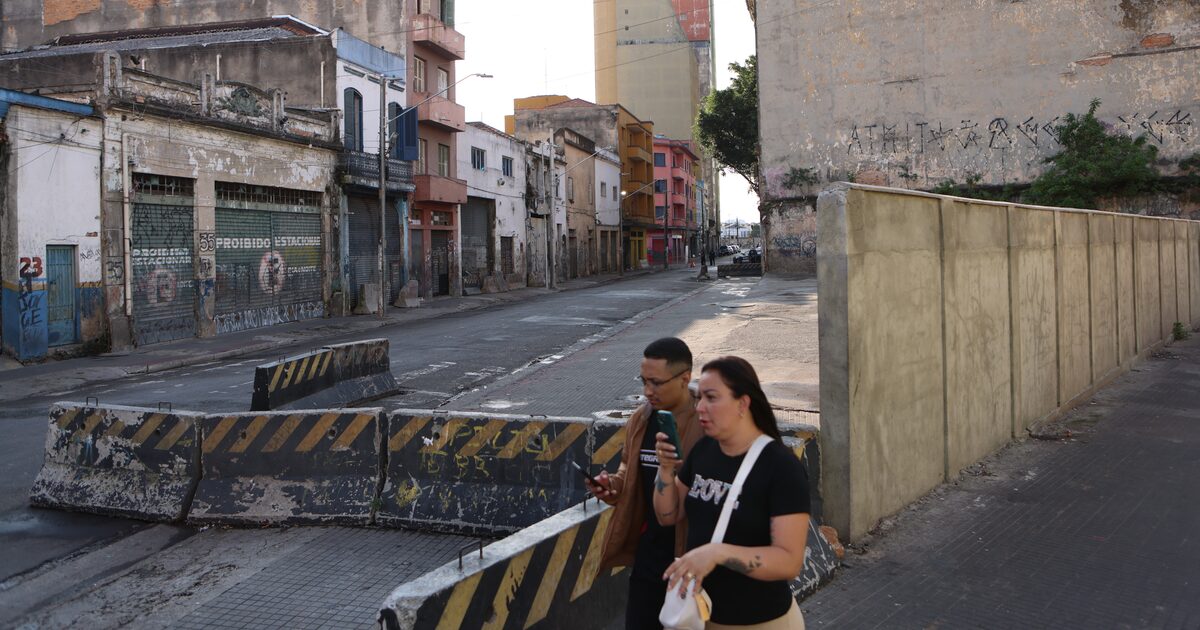 Rua dos Protestantes, próximo à Rua Vitória, na região central de São Paulo, estava sem usuários de drogas, nesta terça-feira, 13. (Foto: Daniel Teixeira/Estadão)