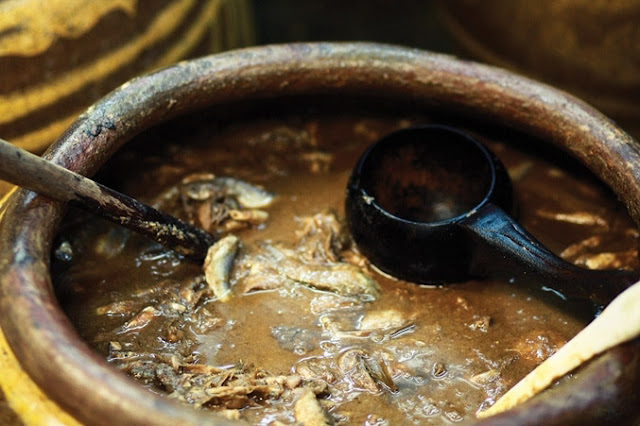 DNA revela tempero preferido da culinária na Roma Antiga Reconstituição moderna do garum, o molho de peixe fermentado que era presença garantida à mesa dos romanos. (Foto: blogspot/Reprodução)