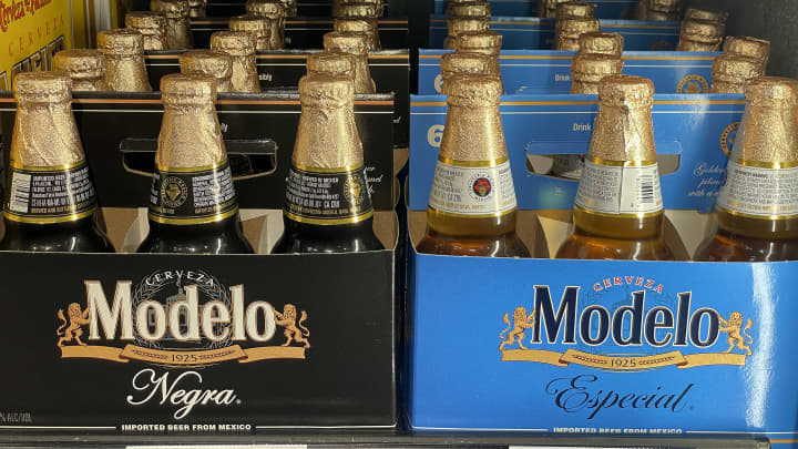 Garrafas de cerveja Modelo estão expostas em uma prateleira em uma loja BevMo em 5 de janeiro de 2024 em San Rafael, Califórnia. (Foto: Justin Sullivan | Getty Images)