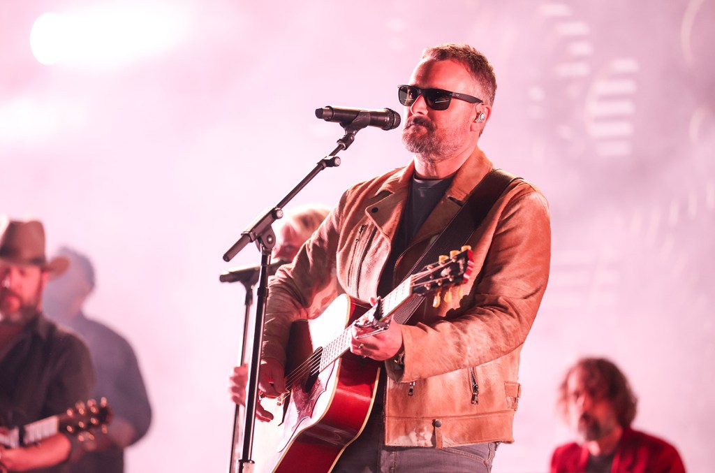 Assista ao show de Eric Church ao vivo na série de concertos no Red Rocks Eric Church se apresenta ao vivo no Red Rocks Amphitheatre, no Colorado, de 14 a 16 de julho. Veja como encontrar, assistir e transmitir os concertos online. (Foto: Reprodução)