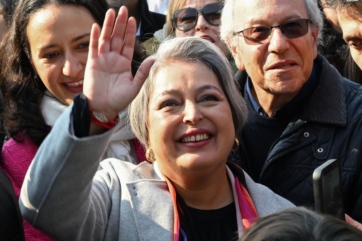 Jeannette Jara é escolhida candidata presidencial da coalizão de esquerda no Chile A candidata presidencial chilena Jeannette Jara, do Partido Comunista, acena para seus apoiadores após votar nas primárias da esquerda (Foto: Rodrigo ARANGUA / AFP)