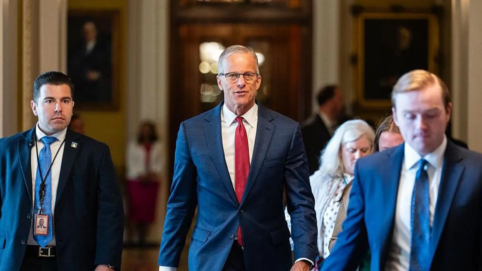 Senado dos EUA aprova cortes de US$ 9 bilhões em ajuda externa e mídia pública Líder da maioria no Senado, John Thune, no Capitólio dos EUA na quarta-feira (Foto: Getty Images)