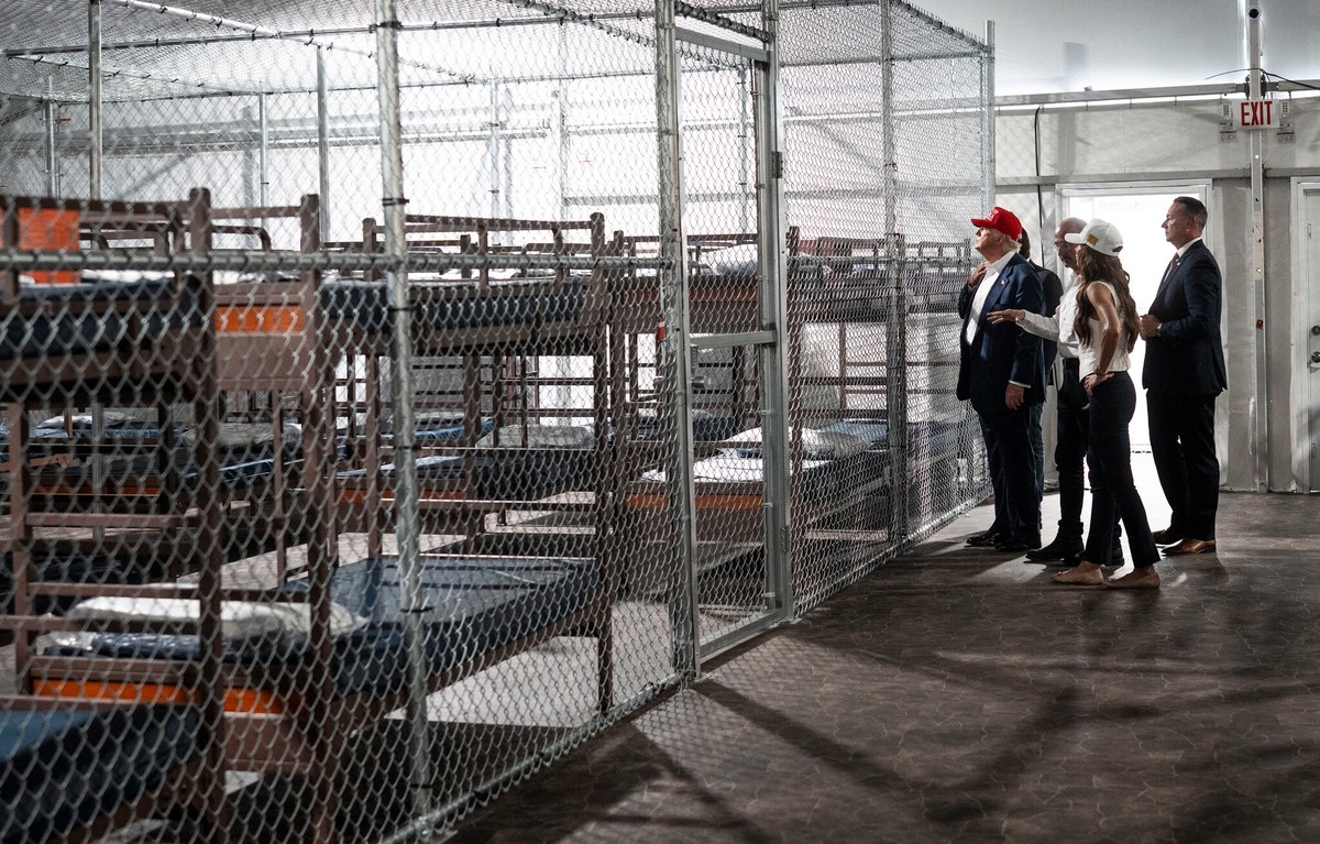 Presidente Trump e Kristi Noem, secretária de Segurança Interna, visitando o novo centro de detenção 'Alligator Alcatraz', na Flórida (Foto: Doug Mills / The New York Times)