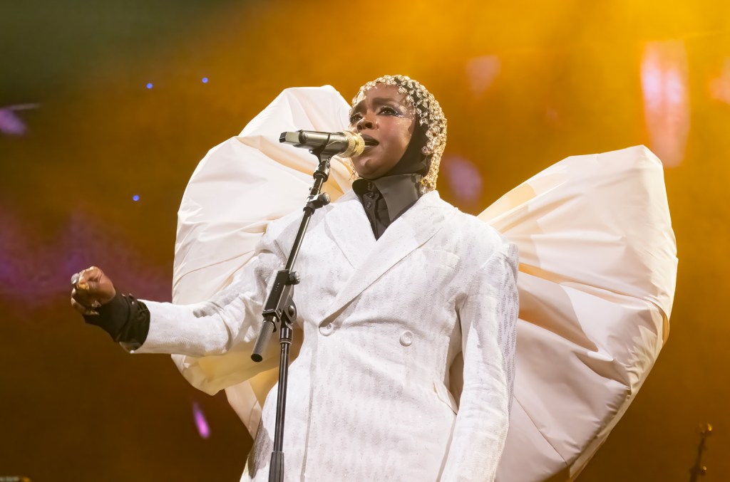 Lauryn Hill abordou o "nonsense" sobre seus shows atrasados e a performance no Essence Fest, pela qual o evento assumiu a culpa. (Foto: Reprodução)