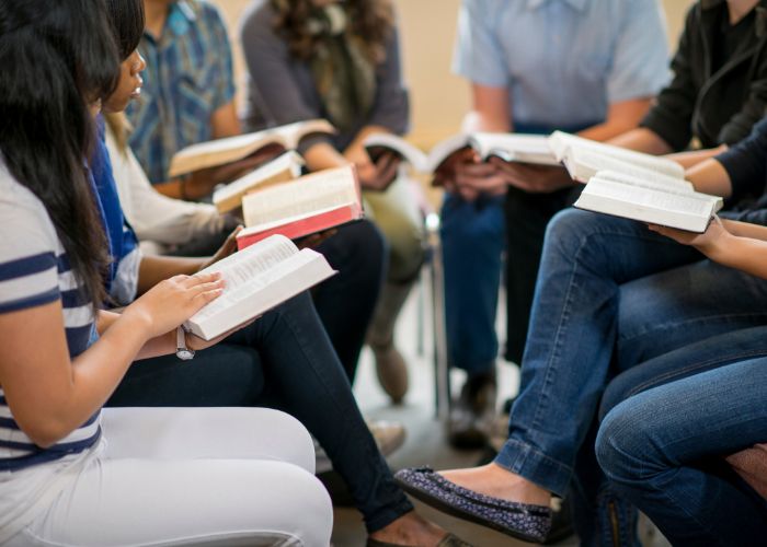 Jovens que leem a Bíblia apresentam níveis mais altos de felicidade, aponta estudo Foto: Reprodução