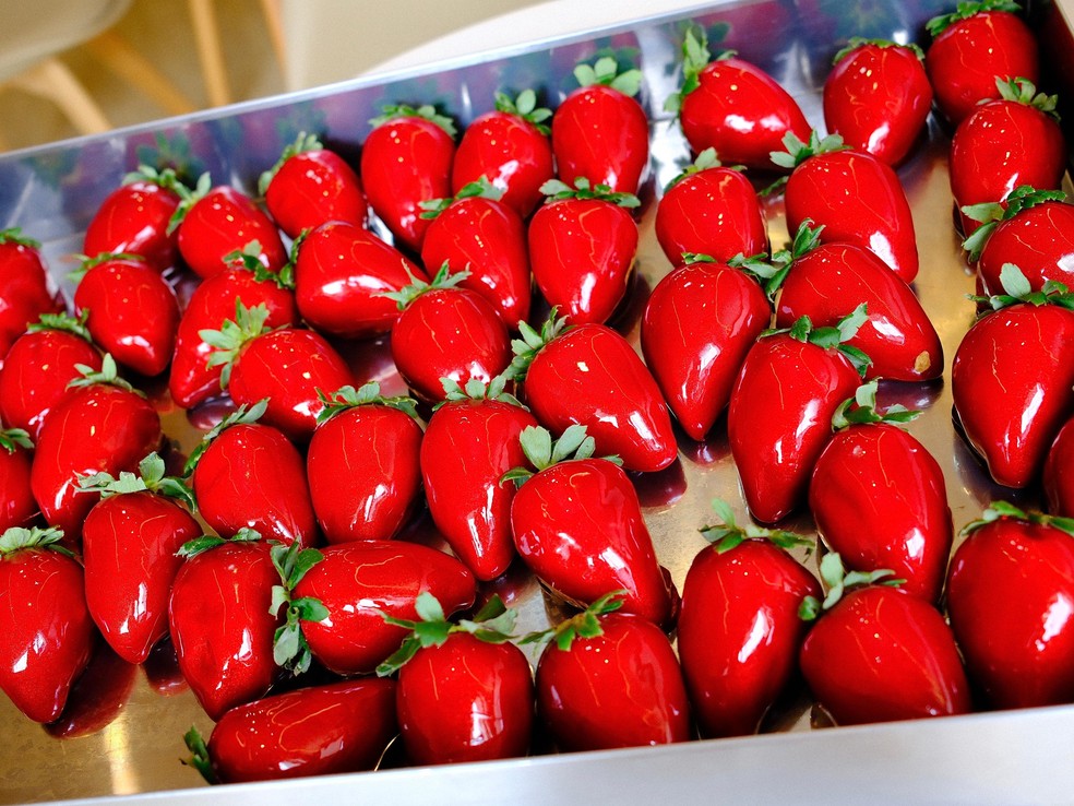 Morango do amor conquista o mercado e lojas se dedicam à produção do doce Morangos do amor produzidos pela confeiteira Millena Moreira no ES (Foto: Millena Moeira/Arquivo pessoal)