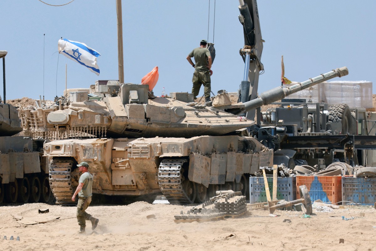 Tropas israelenses posicionam tanques perto da cerca da fronteira com a Faixa de Gaza (Foto: Jack GUEZ / AFP)