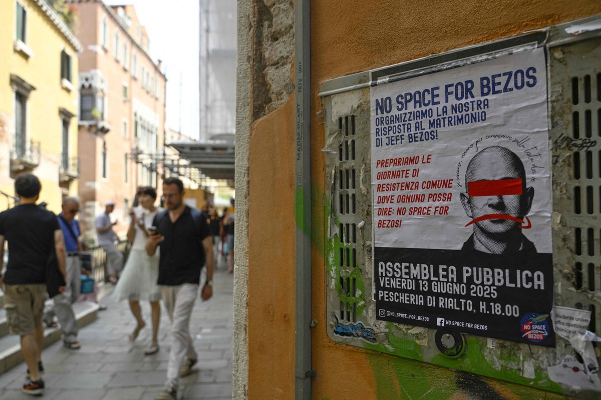 Bezos muda festa de casamento em Veneza por medo de protestos sociais Cartaz de protesto contra Jeff Bezos em uma parede em Veneza (Foto: AFP)