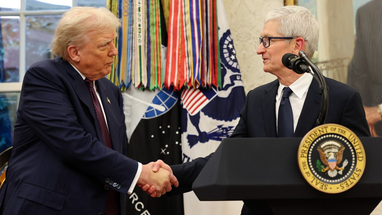 CEOs das big techs buscam regalias com a estratégia de aproximação a Trump Presidente dos Estados Unidos, Donald Trump, e o CEO da Apple, Tim Cook (Foto: Win McNamee/Getty Images)