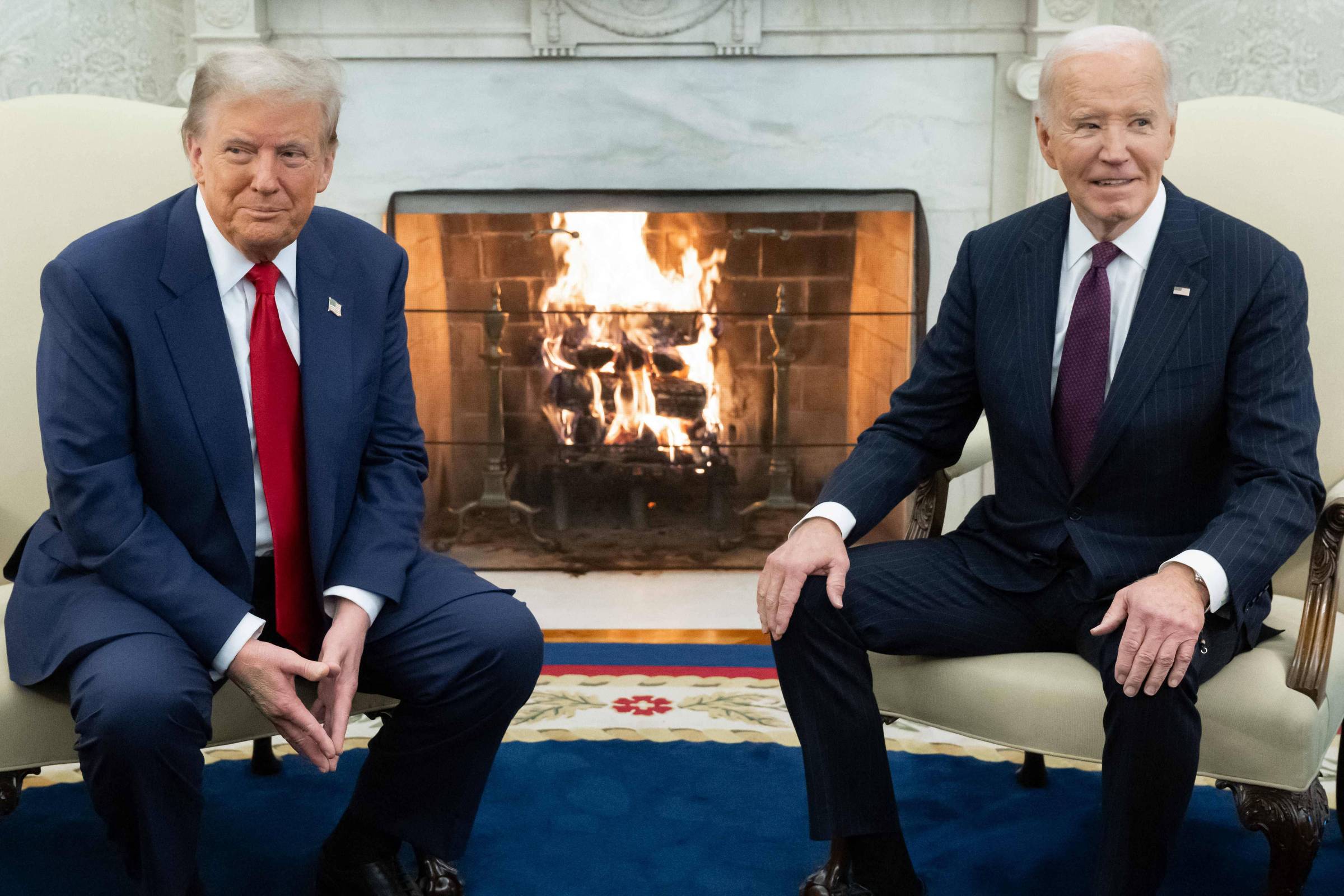 O então presidente eleito dos EUA, Donald Trump, se encontra com o então presidente, Joe Biden, na Casa Branca em novembro de 2024, em Washington (Foto: Saul Loeb - 13.nov.24/AFP)