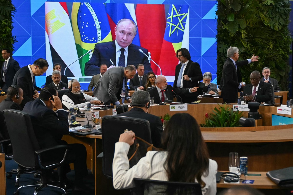 Cúpula do Brics reforça multilateralismo e suaviza tom sobre conflitos globais Líderes dos países do Brics, com o presidente da Rússia, Vladimir Putin, via videoconferência, durante reunião no Rio de Janeiro (Foto: Mauro PIMENTEL / AFP)