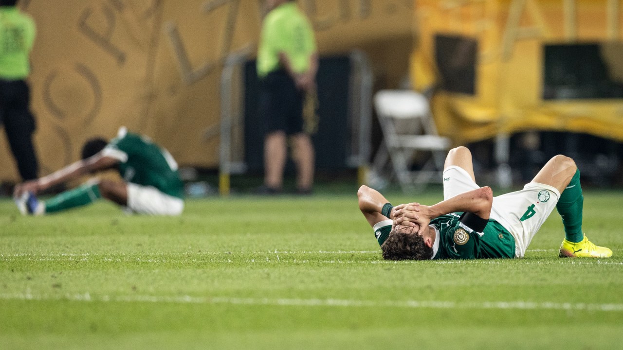 Brasileiros acumulam mais derrotas em Mundiais de Clubes na história do torneio LIDERANÇA NEGATIVA - Com derrota para Chelsea nas quartas de final da Copa do Mundo de Clubes, Palmeiras se tornou brasileiro com mais derrotas em Mundial (Foto: Ricardo Nogueira/Sports Press Photo/Getty Images)