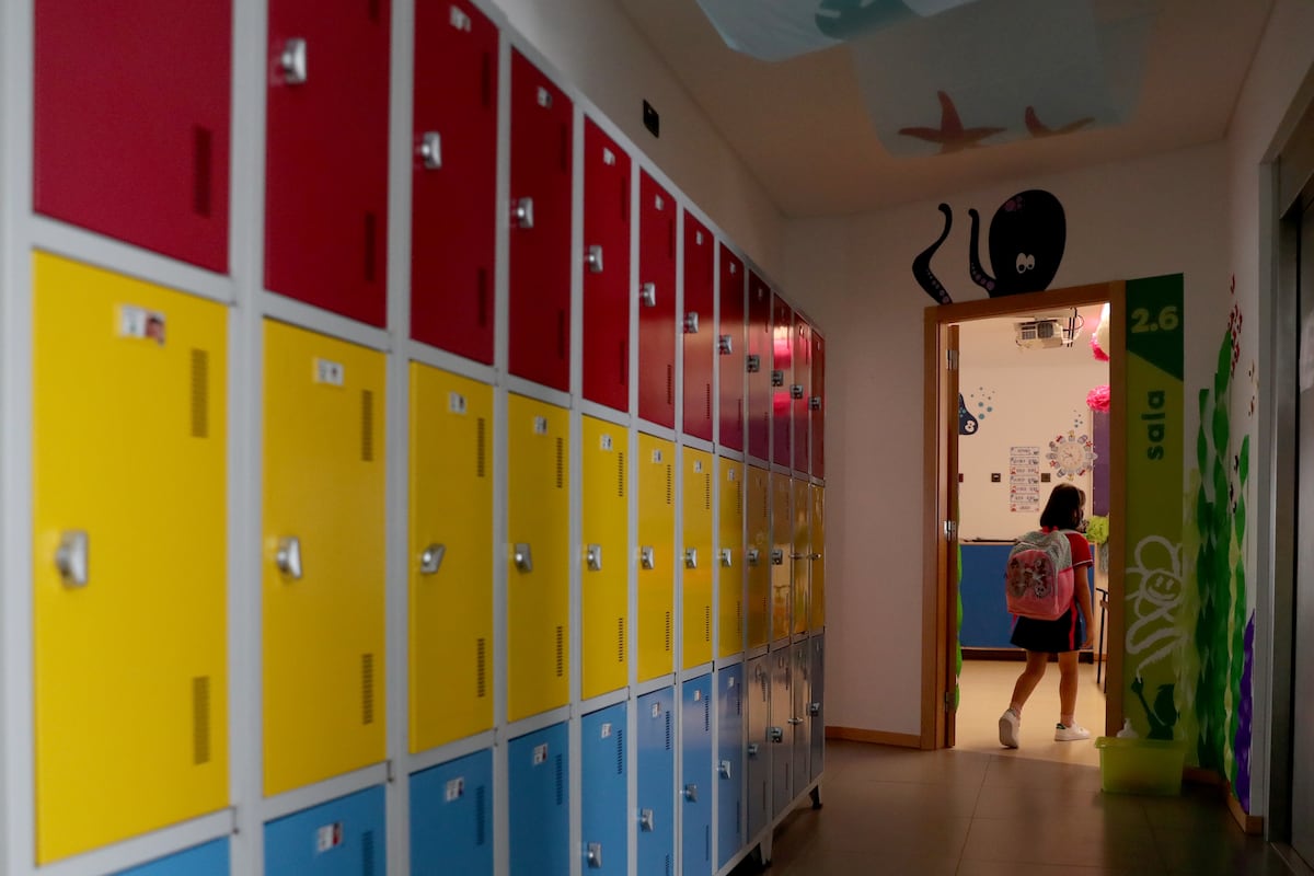 Portugal proíbe celulares nas escolas para combater o bullying entre alunos Uma aluna de primária em um colégio de Lisboa. (Foto: Pedro Fiuza / Zuma Press / ContactoPhoto)