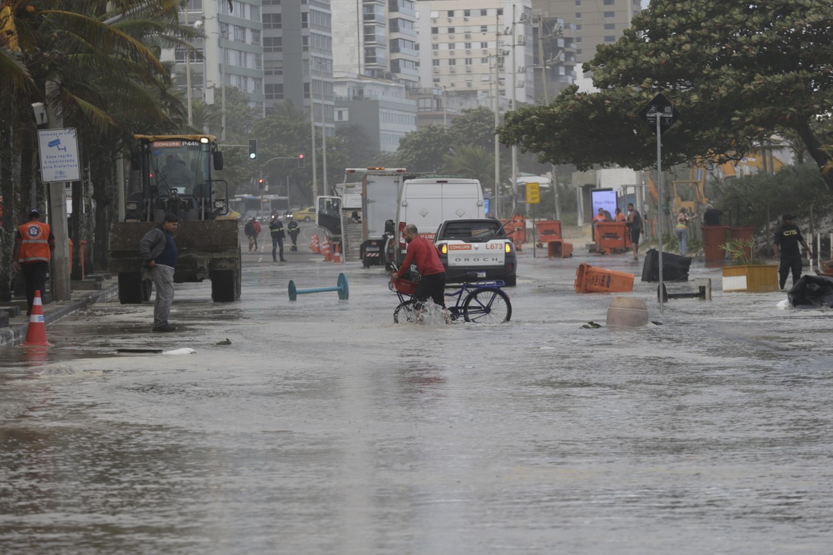 Leblon enfrenta falta de luz após ressaca; Light aponta inundação de caixas de energia Motoristas, ciclistas e pedestres são surpreendidos pela força da água na orla do Leblon (Foto: Domingos Peixoto)