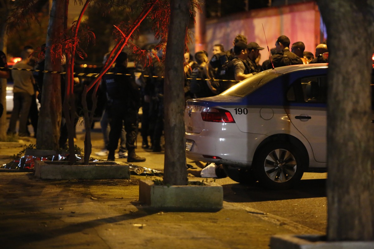 Brasil registra menor número de mortes violentas em 13 anos, mas ainda é perigoso Cena de homicídio no Meier (Foto: Guilherme Leporace)