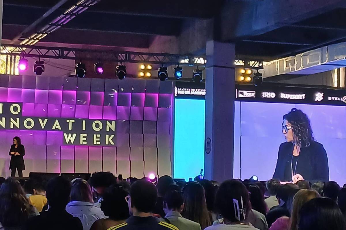 Futurista americana Amy Webb palestra durante o Rio Innovation Week nesta quinta (14) (Foto: Leonardo Vieceli/Folhapress)